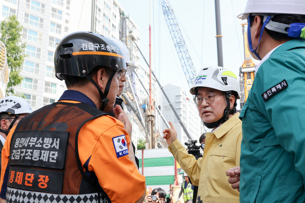 김동연 지사, 천공기 전도사고 현장에서 사고 수습 상황 점검 /사진제공=경기도