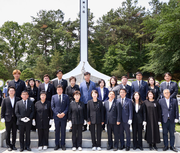 용인특례시의회 6일 제70회 현충일을 맞아 처인구 김량장동 현충탑 찾아 /사진제공=용인특례시의회