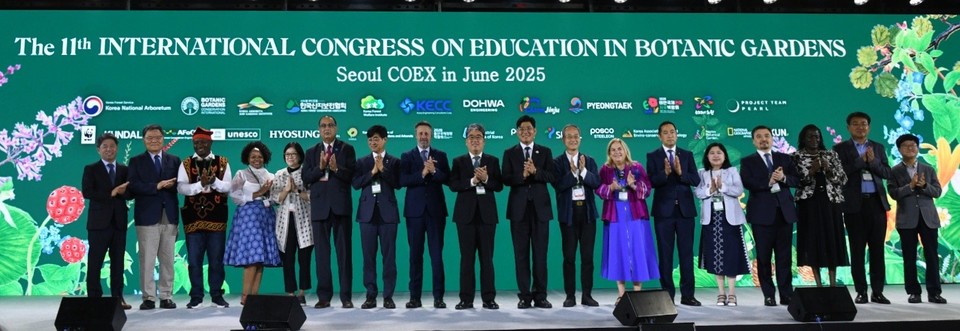 임상섭 산림청장(가운데)이 9일 서울 코엑스에서 열린 제11차 ICEBG에서 폴 스미스 국제식물원보전연맹 사무총장(왼쪽 여덟 번째), 임영석 국립수목원장(오른쪽 아홉 번째) 등과 기념촬영을 하고 있다. /사진제공=산림청