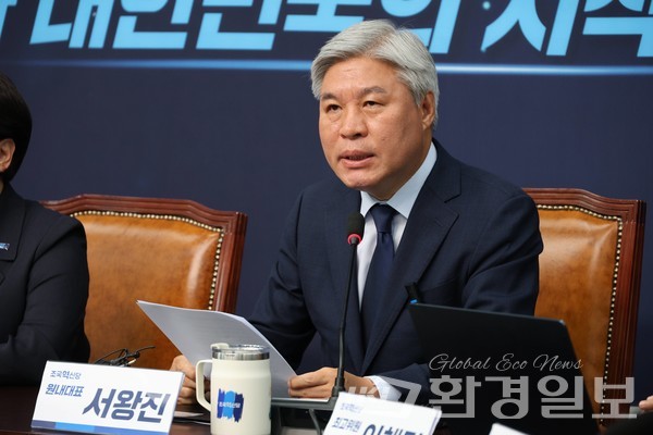 서왕진 의원은 윤석열 정부가 ‘오로지 원전’이라는, 글로벌 트렌드에 거스르는 구시대적인 에너지 정책으로 퇴행했다는 것이 가장 큰 문제라고 지적했다.