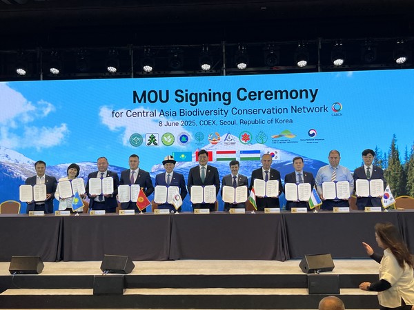 국립수목원이 8일 서울 코엑스에서 중앙아시아 4개국의 대표 산림·식물분야 연구기관들과 업무협약을 체결했다.  /사진제공=국리수목원 /사진제공=국립수목원