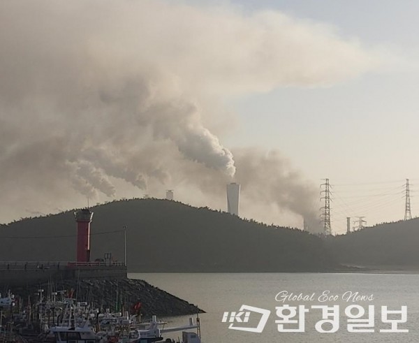 충남 태안지역 화력발전소. 고용노동부는 6월 10일부터 전국 화력발전소에 대한 감독을 본격 개시했다.  /사진제공=충남도