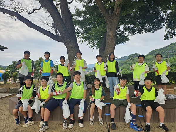 플로깅 캠페인에 참여한 남성현초 학생들 /사진제공=청도교육청