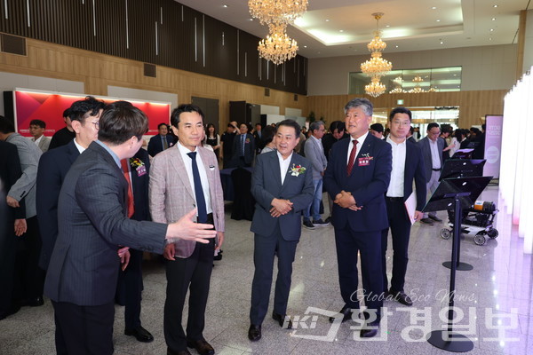 김진태 강원특별자치도지사(왼쪽 두번째)가 강원특별자치도 기후테크 기업 전시 및 홍보 부스에서 설명을 듣고 있다. /사진=박준영 기자