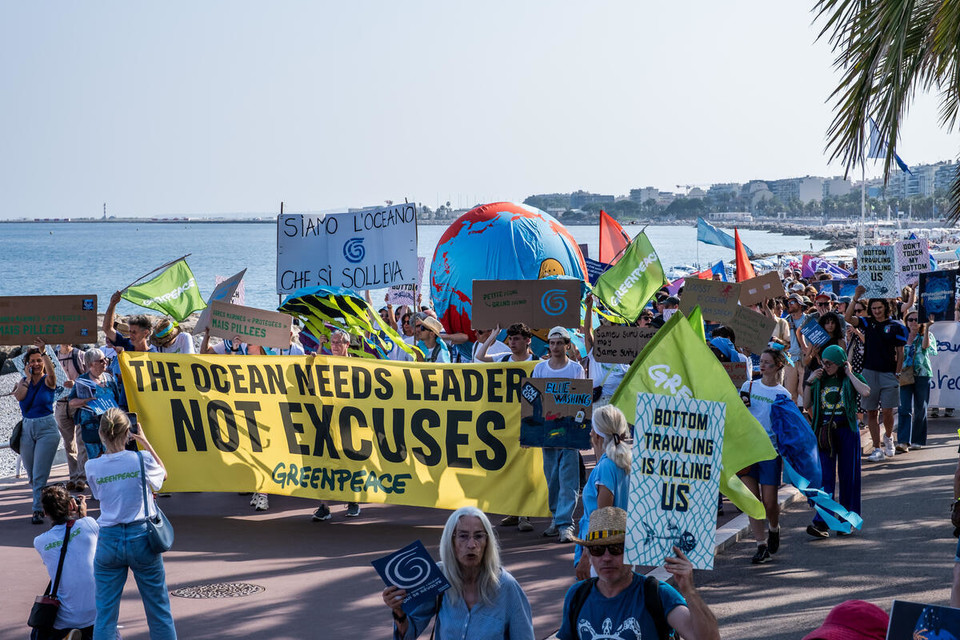 제3차 유엔 해양총회(UNOC) 개막 전 날인 지난 7일 각국에서 온 1000여명의 시민들이 프랑스 니스에서 열린 블루행진(Blue March)에 참석해 강력한 해양보호를 촉구했다. /사진제공=그린피스 
