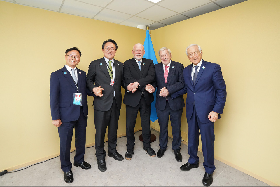 강도형 해수부 장관이 9일 칠레 외교장관과 면담을 진행하며 기념촬영을 하고 있다. /사진제공=해양수산부