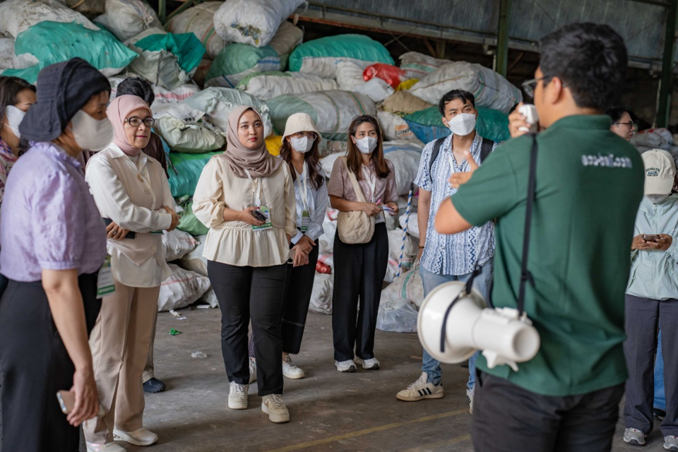 연수 참가자들이 현장견학지인 인도네시아 재활용샌터 ecoBali를 방문해 관계자 설명을 듣고 있다. /사진제공=한국환경공단