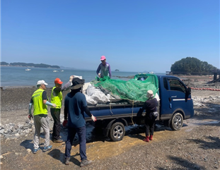 지난해 인천광역시 옹진군 영흥면 일원에서 진행된 하천․하구 쓰레기 정화주간 활동 /사진제공=환경부