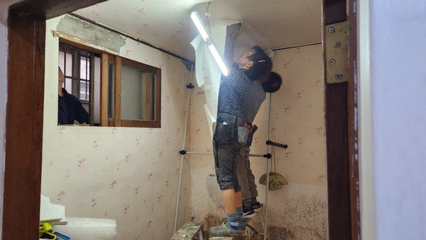 G-하우징 천장도배 작업  /사진제공=부천시