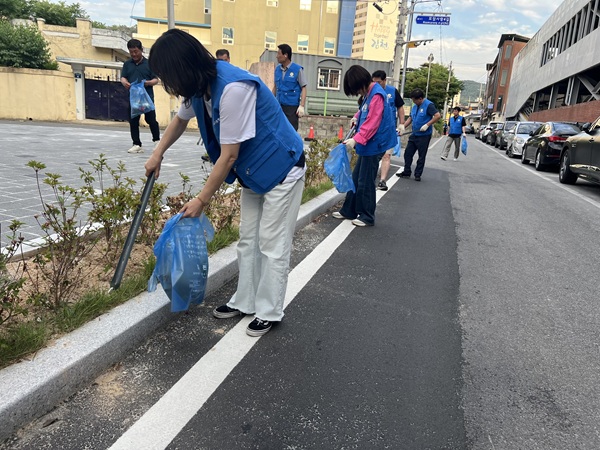 바르게살기운동 자산동 위원회 환경정화활동 /사진제공=김천시