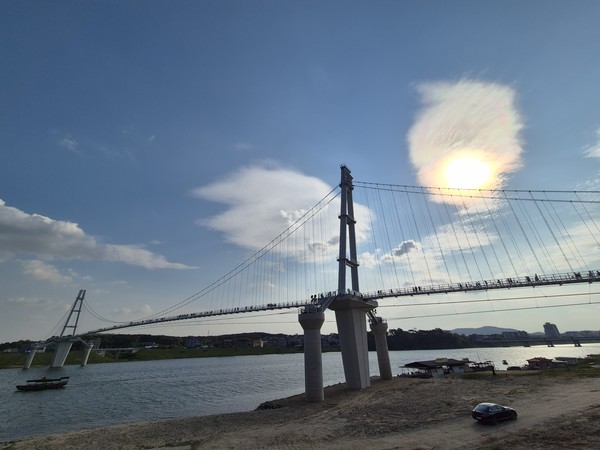 여주 남한강 출렁다리 방문객 100만 명 돌파. /사진제공=여주시