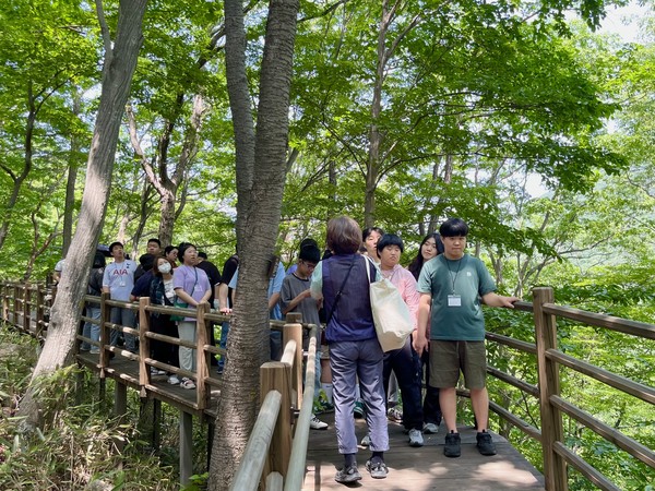 국립칠곡숲체원에서 진행된 푸른숲 지킴이 캠프에 참여하고 있는 청소년들의 모습 /사진제공=산림청