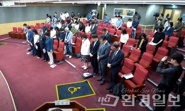 16일 국회의원회관에서 남인순·김교흥·박주민·이해식·이학영·진선미·권칠승·민병덕·윤건영 의원실 등, 더불어민주당 이태원참사특별위원회 등 공동주최로 10.29 이태원참사 진상규명과 피해자 지원의 현황과 과제 토론회가 열렸다. 이날 토론회에서는 이태원 참사 피해자를 위한 묵념의 시간을 가졌다. /사진=이태원참사시민대책회의 유튜브