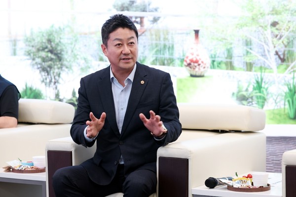 김진경 의장이 예담채 첫 공식 행사로 청사 청소원들과 정담회를 진행했다. /사진제공=경기도의회