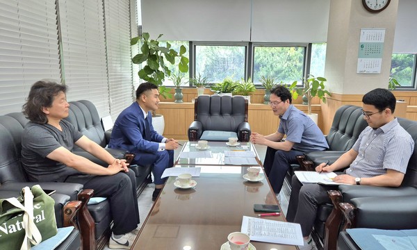한채훈 의왕시의원 조희수 중소벤처기업부 경기지방중소벤처기업청장과의 면담 진행  /사진제공=의왕시의회