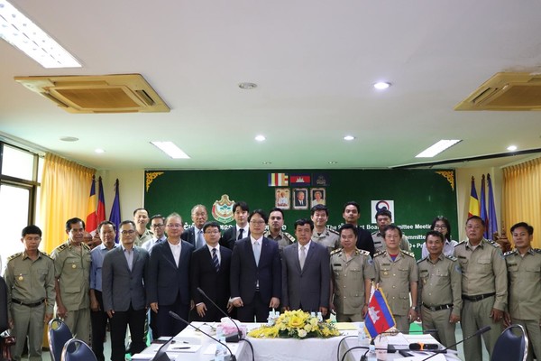 6월 13일(현지시간) 열린 한-캄 국외산림탄소배출저감 제9차 자문위원회 참석자들이 기념촬영을 하고 있다. /사진제공=산림청