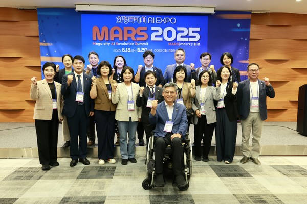 MARS 2025 AI박람회에 참석한 의원들 /사진제공=화성특레시