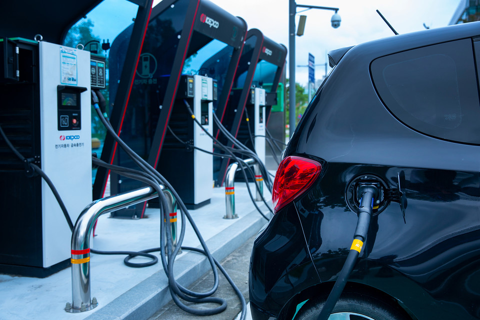 탄소중립 달성에 수송 부문 온실가스 감축이 중요한 과제로 여러 정책이 추진되고 있지만 충전기 부족, 국내 온실가스 배출의 13%를 차지하는 수송 부문의 실질적인 감축을 위한 정책 대전환의 필요성에 대한 목소리가 높아지고 있다. /사진=환경일보DB