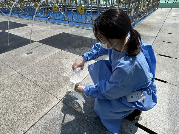 분수에서 검체 채취 /사진제공=경산시