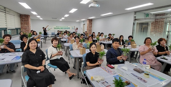 물 환경교육에 참석한 지역 자원 봉사자들  /사진제공=칠곡군