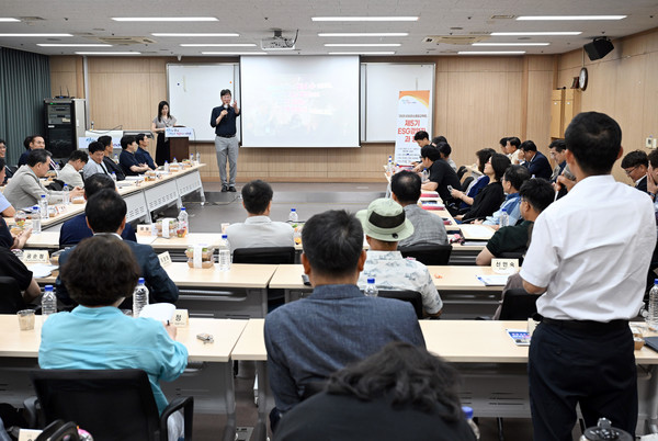 이민근 시장이 제5기 ESG 경영자 과정 수강생을 대상으로 특강을 진행하고 있다. /사진제공=안산시