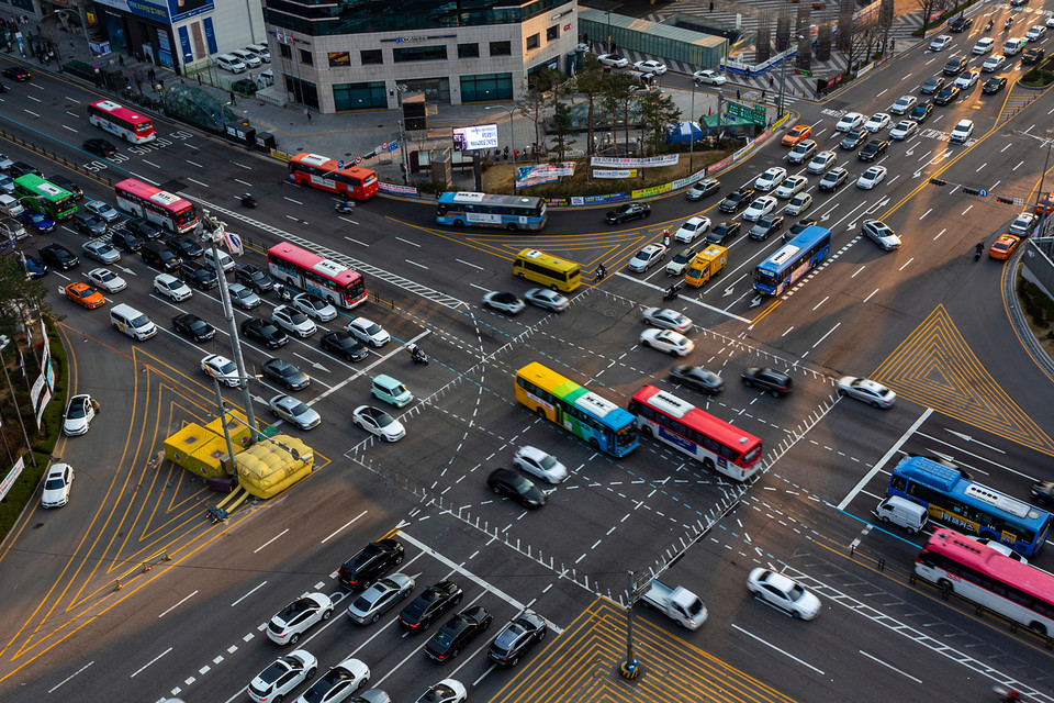 교통의 총량이 줄지 않는 한, 어떤 친환경 기술도 구조적 감축을 대체할 수 없다. 도시 내 차량 진입 제한, 주차장 축소, 교통 인프라 재구성 등 불편을 감수하더라도 실질적인 전환 조치가 필요하다. /사진=환경일보DB