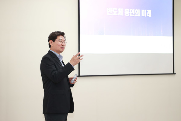 이상일 용인특례시장, UNIST 제3기 반도체 최고위과정에서 '반도체 용인의 미래' 주제로 특강을 진행했다 /사진제공=용인특례시