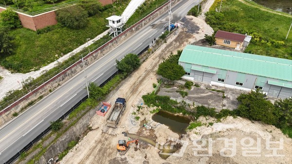 김해 대동면 덕산리 806-22번지 현장은 토사를 실은 트럭이 오가는 출입구 쪽에 비산먼지가 일었지만 고압살수기 설치나 작동이 제대로 이뤄지지 않았다. /사진=이왕용 기자 