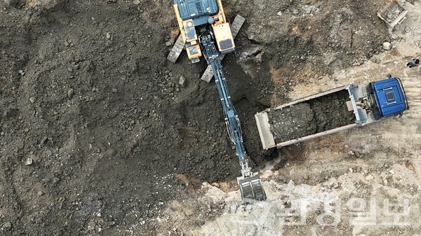 김해 대동면 덕산리 806-22번지 성토 현장. 드론 촬영으로 내려다 본 토사의 색은 검은색을 띠고 수분 함량이 많아 보였다. /사진=이왕용 기자 