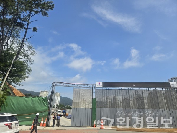 김해시 도시계획과 담당 주무관이 알려준 토사 반출처인 부산 동래구 명륜동 아파트 신축공사 현장 /사진=장가을 기자 