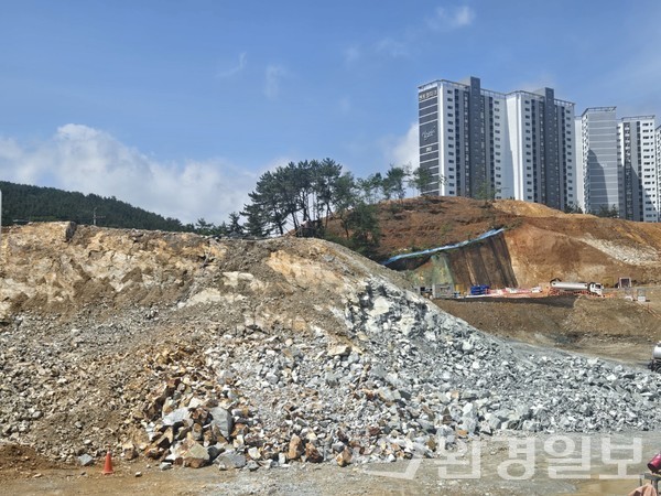 부산 동래구 명륜동 아파트 신축공사 현장은 산을 깎아 조성하는 아파트 신축공사 현장이기 때문에 토사 색상은 대부분 갈색을 띠고 암석이 주를 이뤘다. /사진=장가을 기자 