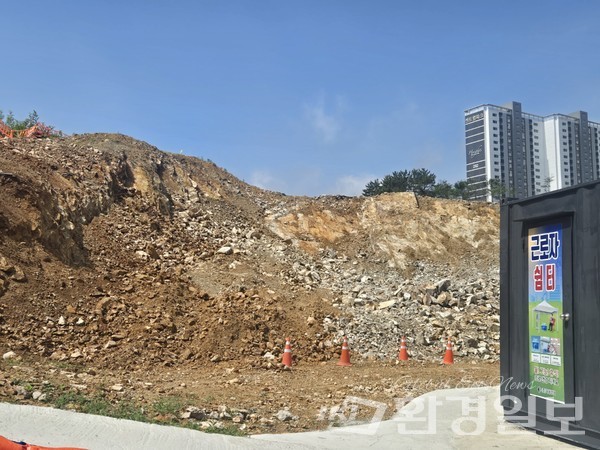 부산 동래구 명륜동 아파트 신축공사 현장. 어느 곳을 둘러봐도 김해 대동면 덕산리 806-22번지에 성토된 검은색 토사를 찾아볼 수 없었다. /사진=장가을 기자 