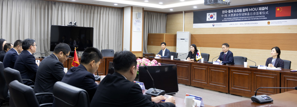 이병화 환경부 차관이 20일 서울 서초구 한강홍수통제소에서 진 민(陳 敏, Chen Min) 중국 수리부 부부장과 기후위기 대응 및 수자원 협력 강화를 위한 방안을 논의하고 있다. /사진제공=환경부
