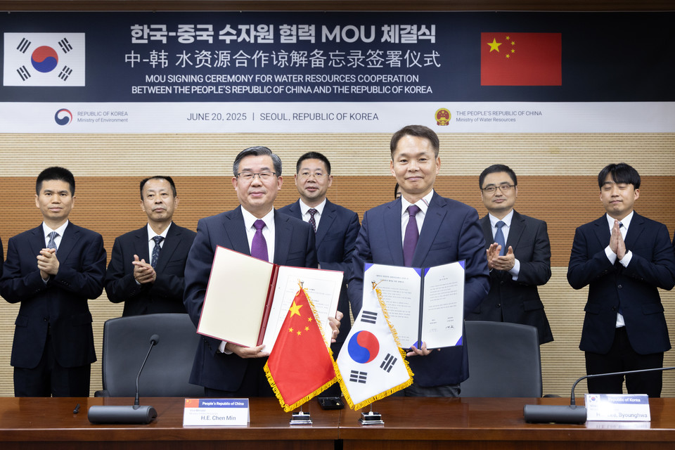 이병화 환경부 차관이 20일 한강홍수통제소에서 진 민(陳 敏, Chen Min)  중국 수리부 부부장과 ‘기후위기 대응 및 지속 가능한 통합 수자원 관리 협력 강화’ 업무협약을 체결했다. /사진제공=환경부