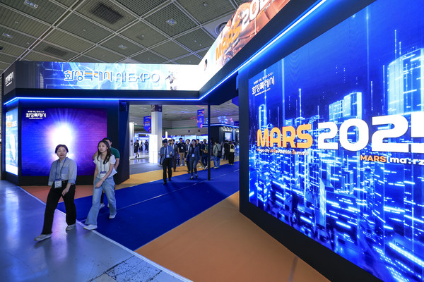 화성특례시는 국내외 57개 기업이 참여한 224개 부스 규모의 대형 전시장을 운영하며, 관람객들에게 AI 기술과 정책 비전을 생생하게 전달했다. /사진제공=화성시