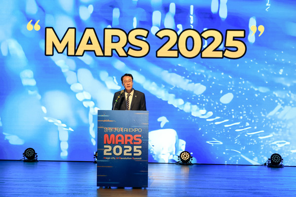정명근 화성특례시장 18일 코엑스에서 열린 MARS 2025 개회식에서 환영사를 전하고 있다.  /사진제공=화성특례시