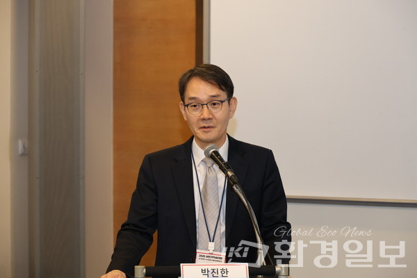 송영일 회장은 적응센터가 기후위기 대응의 핵심 기관으로서 지난 15년간의 성과를 이어 정책 기반 마련에 지속적으로 기여해야 한다고 강조했다. /사진=박준영 기자