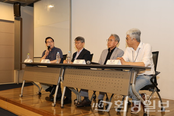 이어진 토론에서 전문가들은 센터의 명칭과 정체성 재정립, 효과 중심의 정책 전환, 법적·재정적 기반 강화, 국제 협력 확대, 신뢰 기반 플랫폼 역할 정립 등 기후위기 적응 전략의 전방위적 고도화 방안 등을 제안했다. 사진은 왼쪽부터 이동근 서울대학교 교수, 손요환 고려대학교 교수, 김익수 환경일보 대표, 장훈 KEI 기후대기연구본부 본부장 /사진=박준영 기자