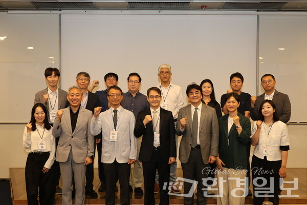 지난 19일 서울 대한상공회의소에서 열린 한국기후변화학회 2025년 상반기 학술대회 ‘국가기후위기적응센터 기획세션'에 참석한 참가자들이 기념촬영을 하고 있다. /사진=박준영 기자