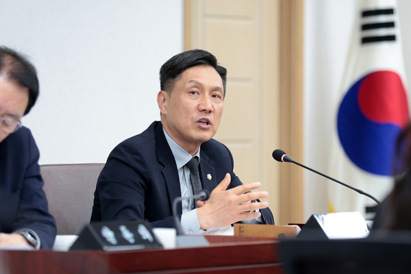 생활폐기물 수집·운반 대행업무 전반에 대한 문제점과 개선 방안에 대해 주문하는 이건섭 의원 /사진제공=시흥시의회