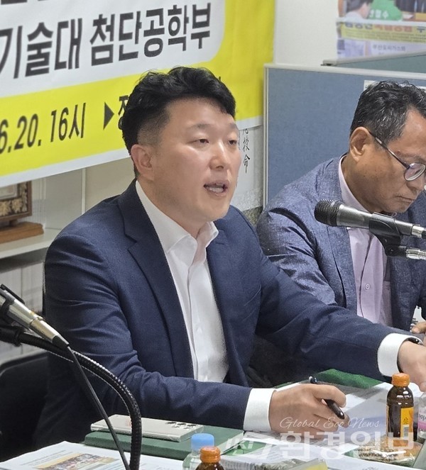 그간 경과 보고와 기타 지역 계획안을 설명 중인 옥창민 부산시 공원도시과 낙동강미래기획단장 /사진=장가을 기자 