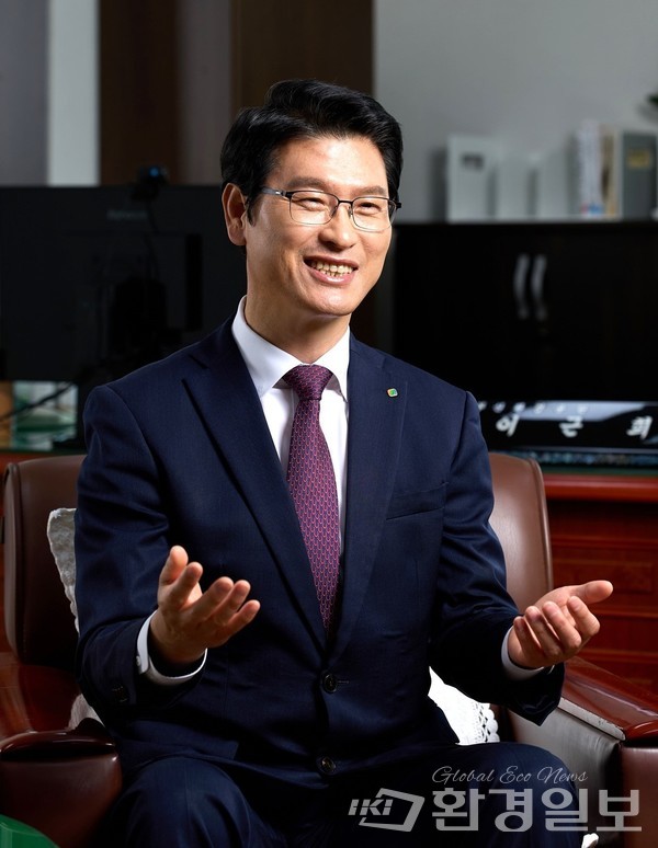 지난 2월13일 취임한 이근희 부산환경공단 이사장은 32년 경력의 베테랑 환경전문가로 통한다. /사진제공=부산환경공단 