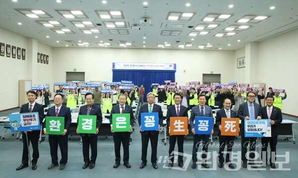 ’환경은 꽁生꽁死'는 지난 6월5일 개최된 '환경의 날' 캠페인 슬로건으로 무심코 버린 담배꽁초가 환경을 살리거나 죽일 수 있다는 메시지를 담고 있다. /사진제공=부산환경공단 