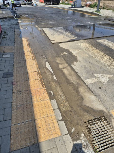 세륜기에서 발생한 오탁수 일부가 우수관로로 유입되고 있다. /사진=이기환 기자