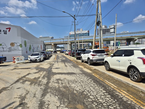 공사장 주변 도로 및 인도에 불법주차로 보행자 안전이 우려되는 상황이다.  /사진=이기환 기자