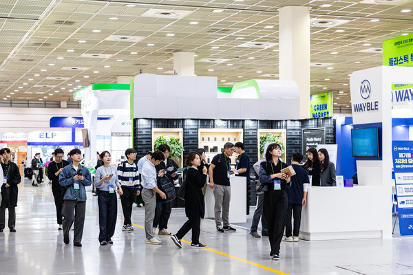 작년에 개최된 2024 대한민국 ESG 친환경대전에서 참관객들이 부스를 둘러보고 있다. /사진제공=메쎄이상