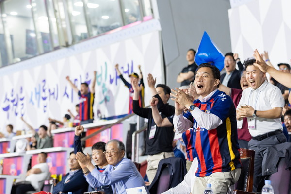 이재준 시장 지난 14일 수원FC 경기를 관람하며 응원  /사진제공=수원특례시