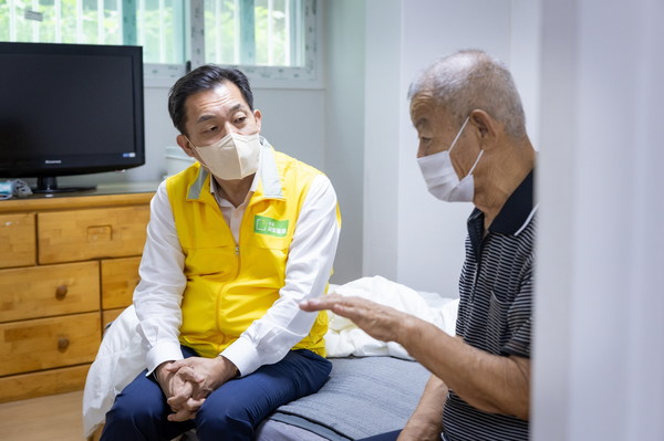 지난해 8월 이재준 수원시장 수원새빛돌봄 지원 대상자 가구 방문  /사진제공=수원특례시