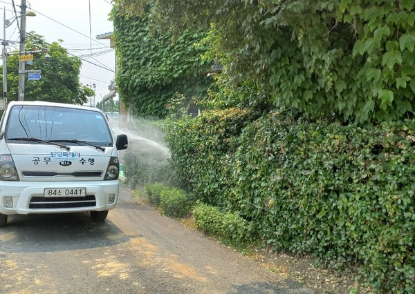 화성특례시 모기 서식 취약지역에서 감염병 예방 위한 방역작업  /사진제공=화성특례시