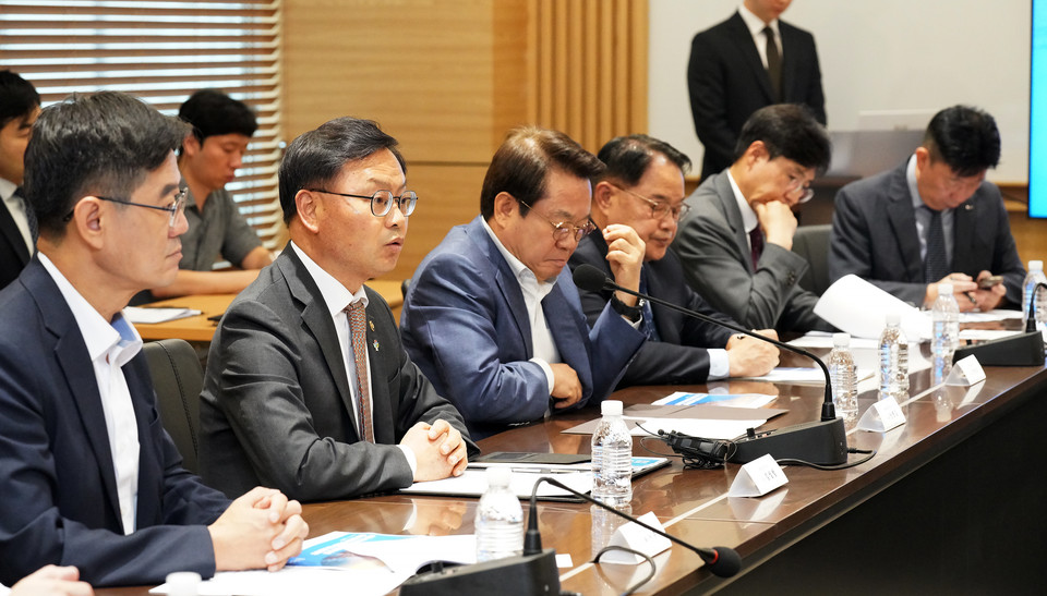 ’중동사태 관련 수출입물류 비상점검회의‘를 주재하는 김성범 차관 /사진제공=해양수산부 